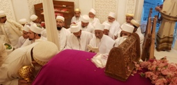 Aqaa Maulaa reciting Du'aa in the Rawzah Mubaarakah of Saiyedi wa Maulaai Fakhruddin Shaheed saheb (ra) - Galiyakot